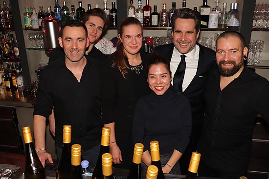 Alexander Lutz (r.v.r.) hinter der Bar mit einem Teil des Service Teams (©Foto: Martin Schmitz)